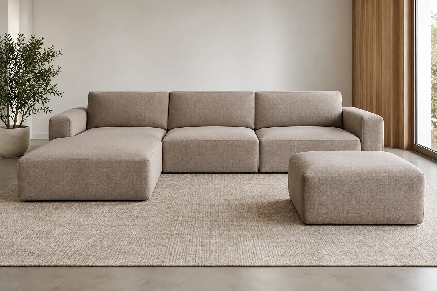 Canapé modulable présenté avec ses assises, son élément d’angle et un pouf séparé.